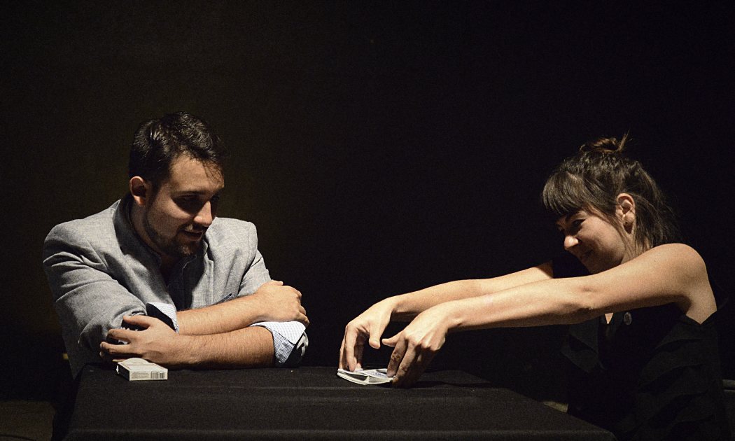 Magia de cerca: una invitada toma las cartas sobre la mesa frente a Javier Natera