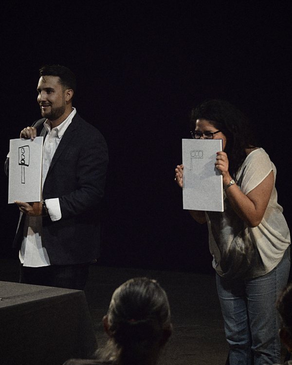 Javier Natera, mentalista para eventos en Los Cabos, revela una predicción junto a una invitada del público