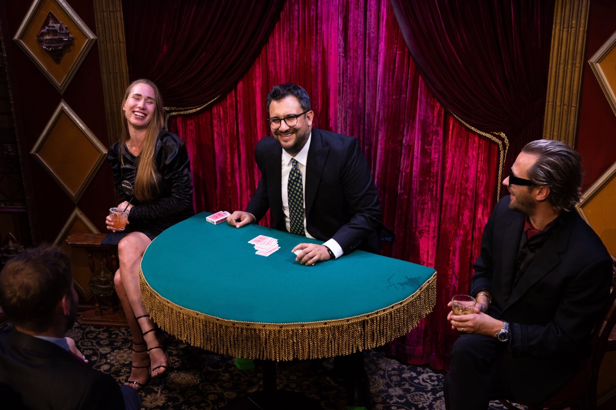 Magia de cerca con cartas en una mesa frente a los invitados